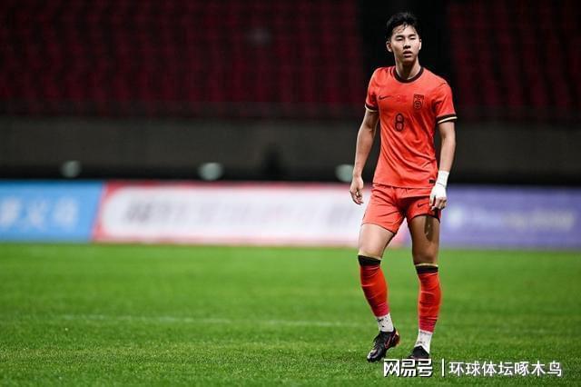 饿了?拉门斯被拍到在比利时替补席啃苹果
