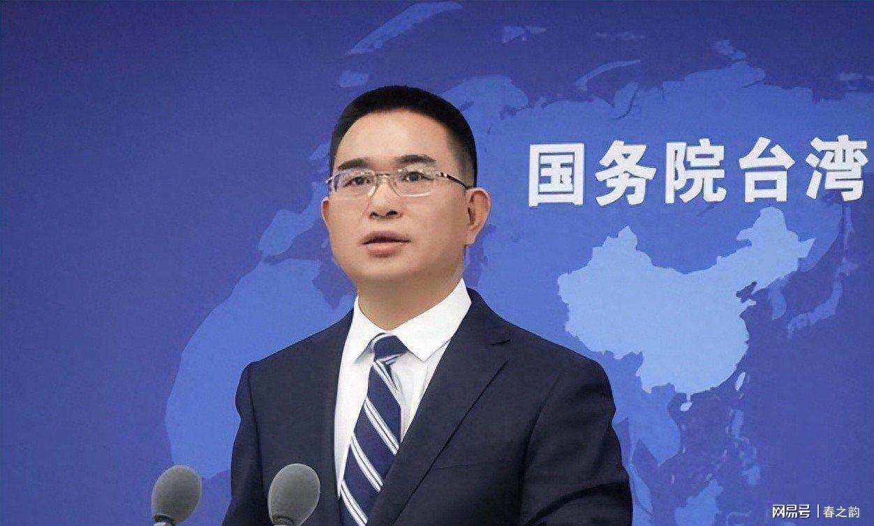 饿了？拉门斯被拍到在比利时替补席啃苹果