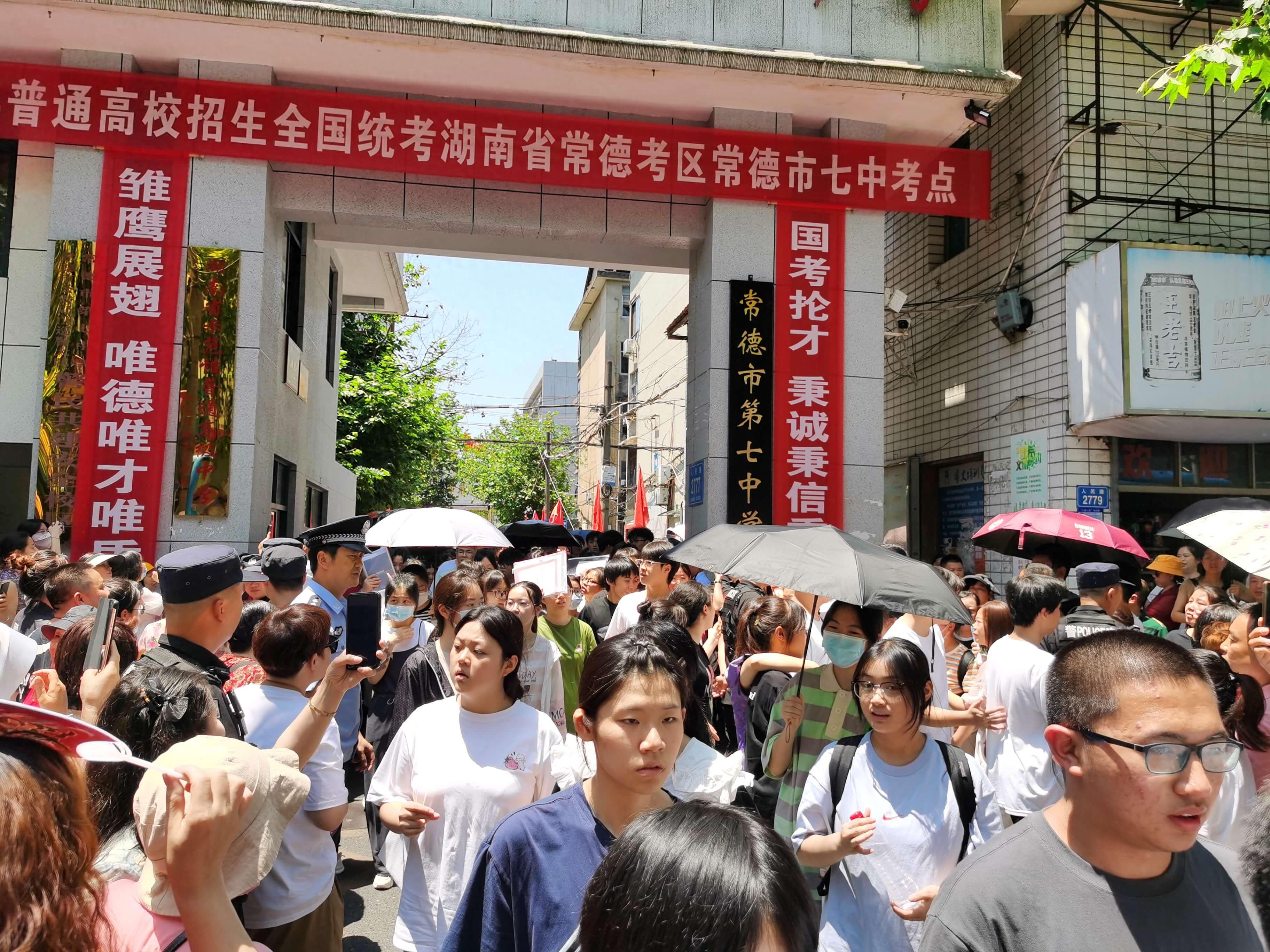 球盟会体育唐斯夸赞文班 尼克斯夺53年首冠