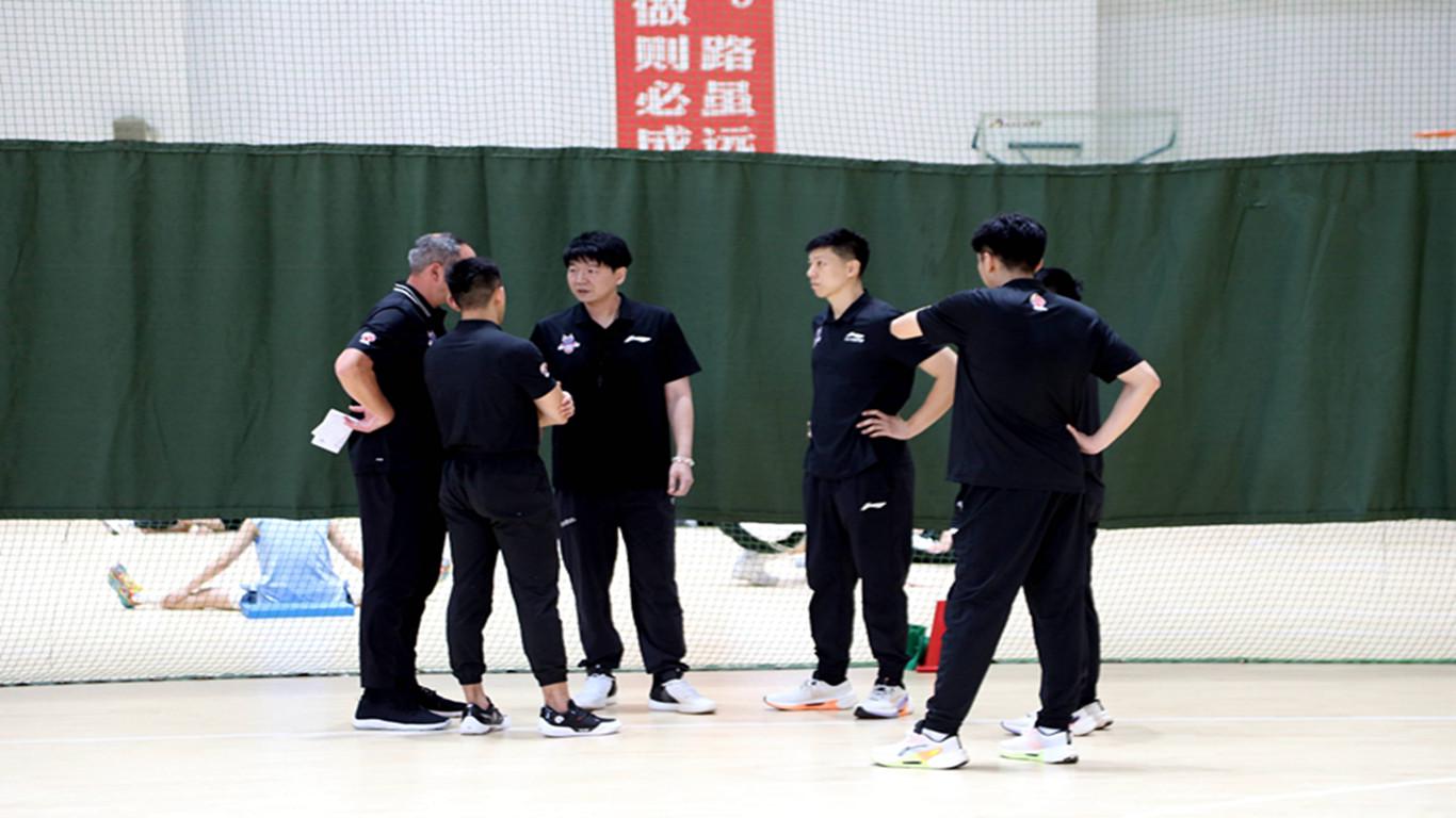 球盟会体育詹姆斯还是那么受欢迎!富保罗:有10