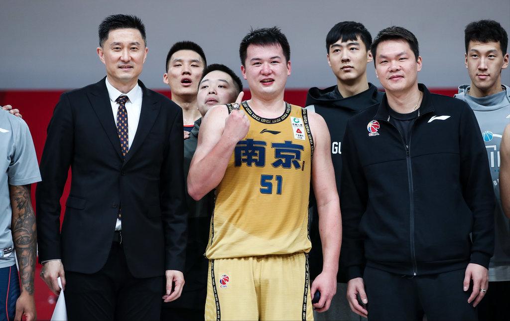 NBA官方晒总冠军定妆照：尼克斯17人出镜 索汉和杰米森没拍上？