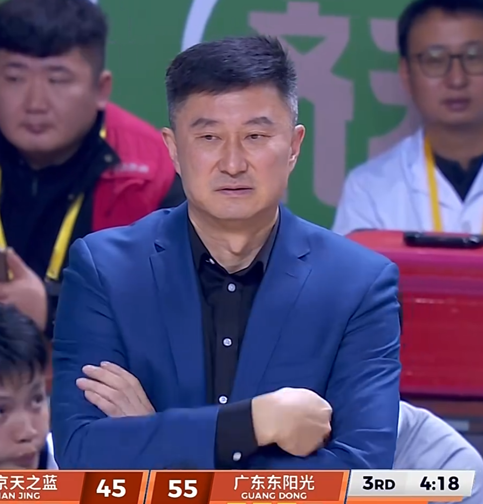 球盟会体育老鹰1年1400万美元留住澳洲中锋，他们也是付出了不小的代价？