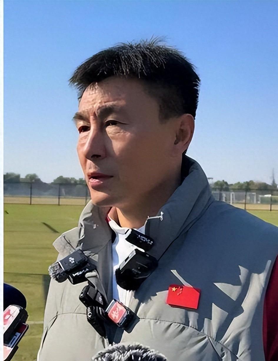 尼克斯队时隔53年NBA再夺冠，中锋罗宾逊晒比赛前酒店抓蛇视频