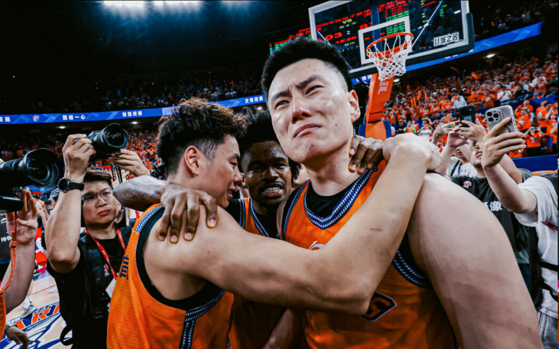 球盟会体育尼克斯队时隔53年NBA再夺冠,中锋罗宾逊晒比赛前酒店抓蛇视频