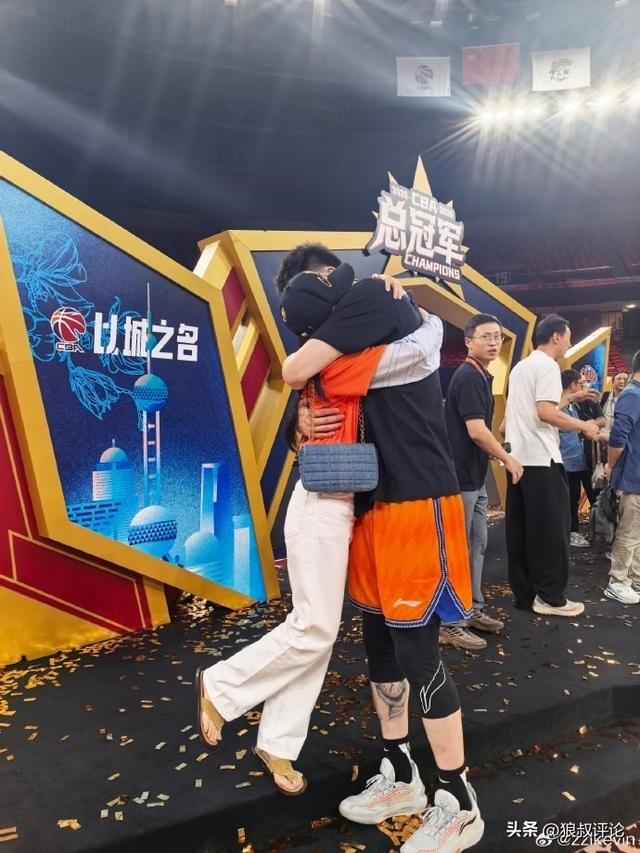 球盟会体育米奇:福克斯明天比赛最后时刻依然会拿球 并且我对他充满信心