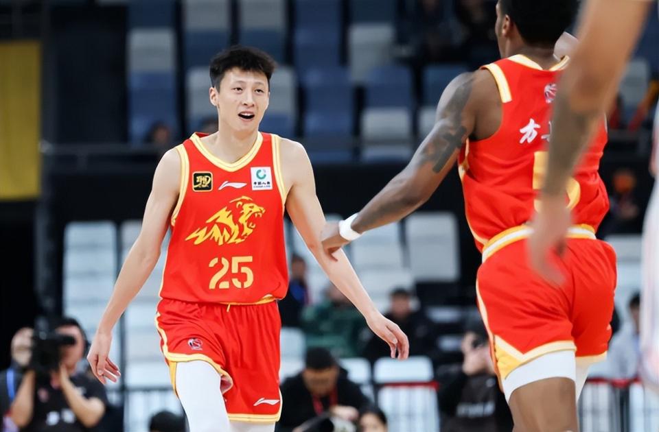 马刺麻烦大了!总决赛刚打完就爆更衣室矛盾,新秀直接逼宫要球权