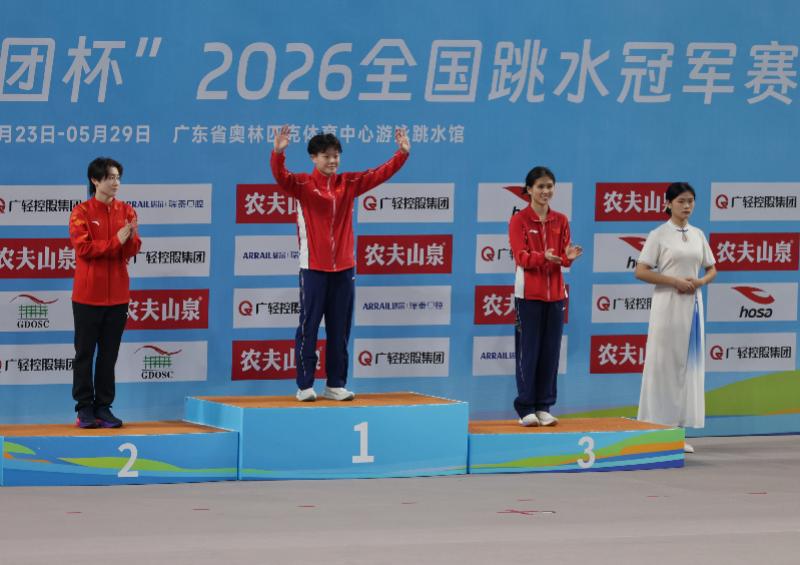 尼克斯球星的双胞胎接管发布会,萌娃抢尽风头