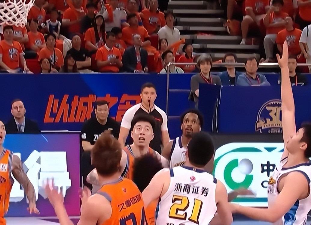记者:费内巴切仍在和曼城谈阿克转会费,预计700万+150万镑
